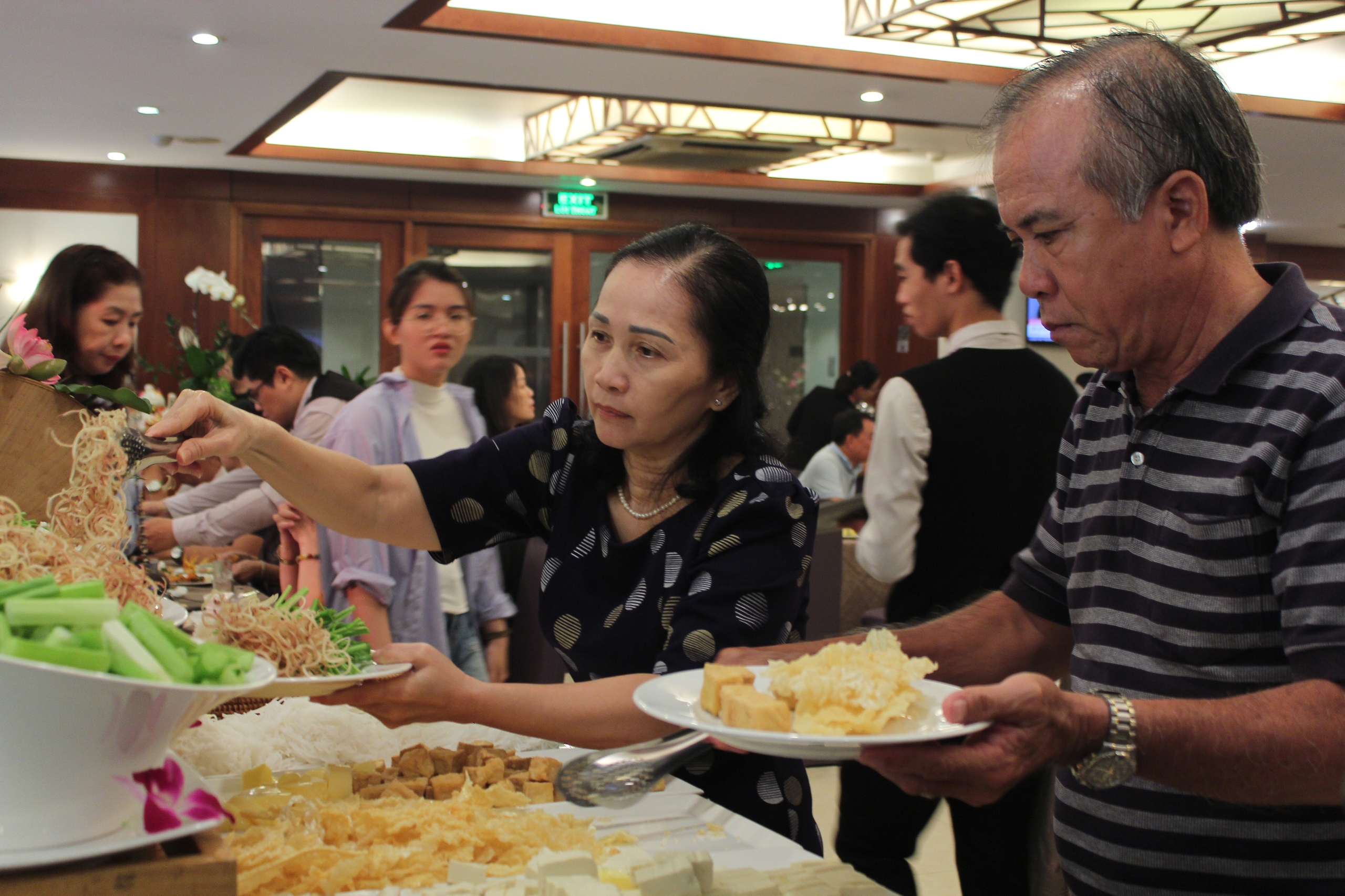 Nhà hàng buffet chay kín chỗ ngày Vu lan, chủ phải xuống làm phụ bếp - Ảnh 3.