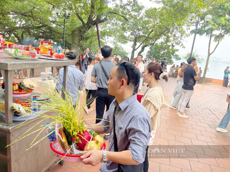 Rằm tháng 7: Phủ Tây Hồ, chùa Trấn Quốc “tấp nập” người đến làm lễ, vái vọng- Ảnh 3.