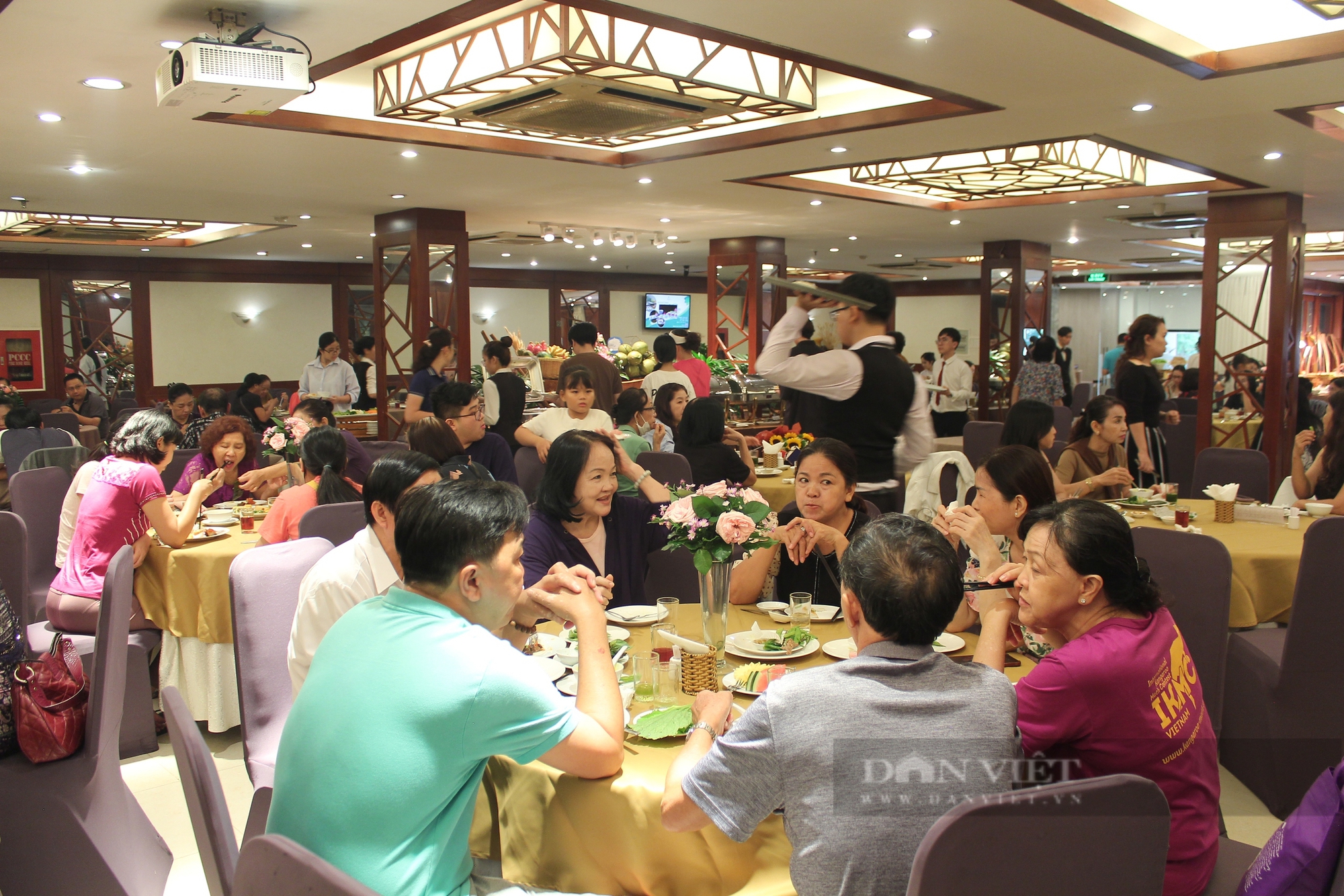 Nhà hàng buffet chay kín chỗ ngày Vu lan, chủ phải xuống làm phụ bếp - Ảnh 1.