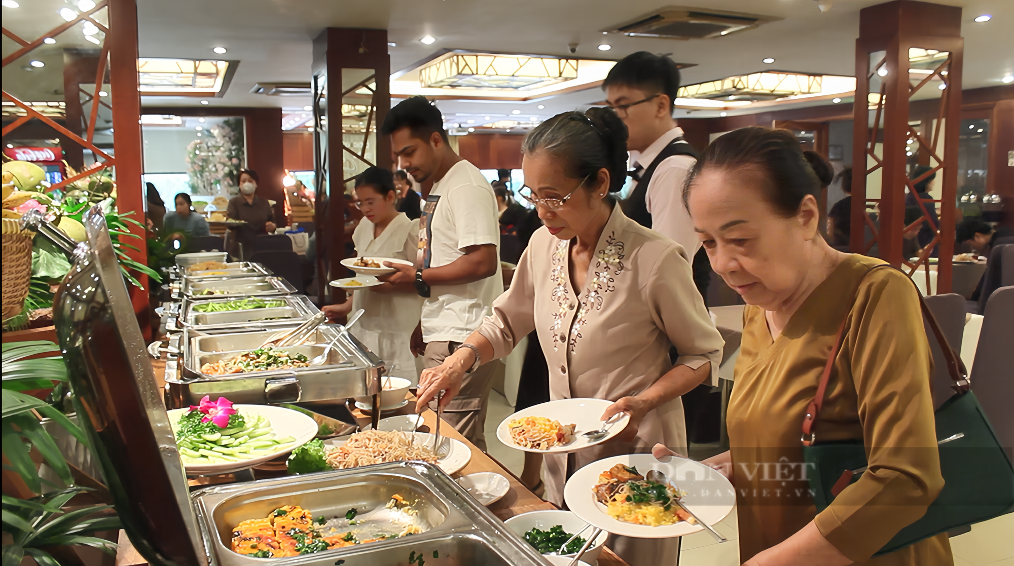 Nhà hàng buffet chay kín chỗ ngày Vu lan, chủ phải xuống làm phụ bếp - Ảnh 2.