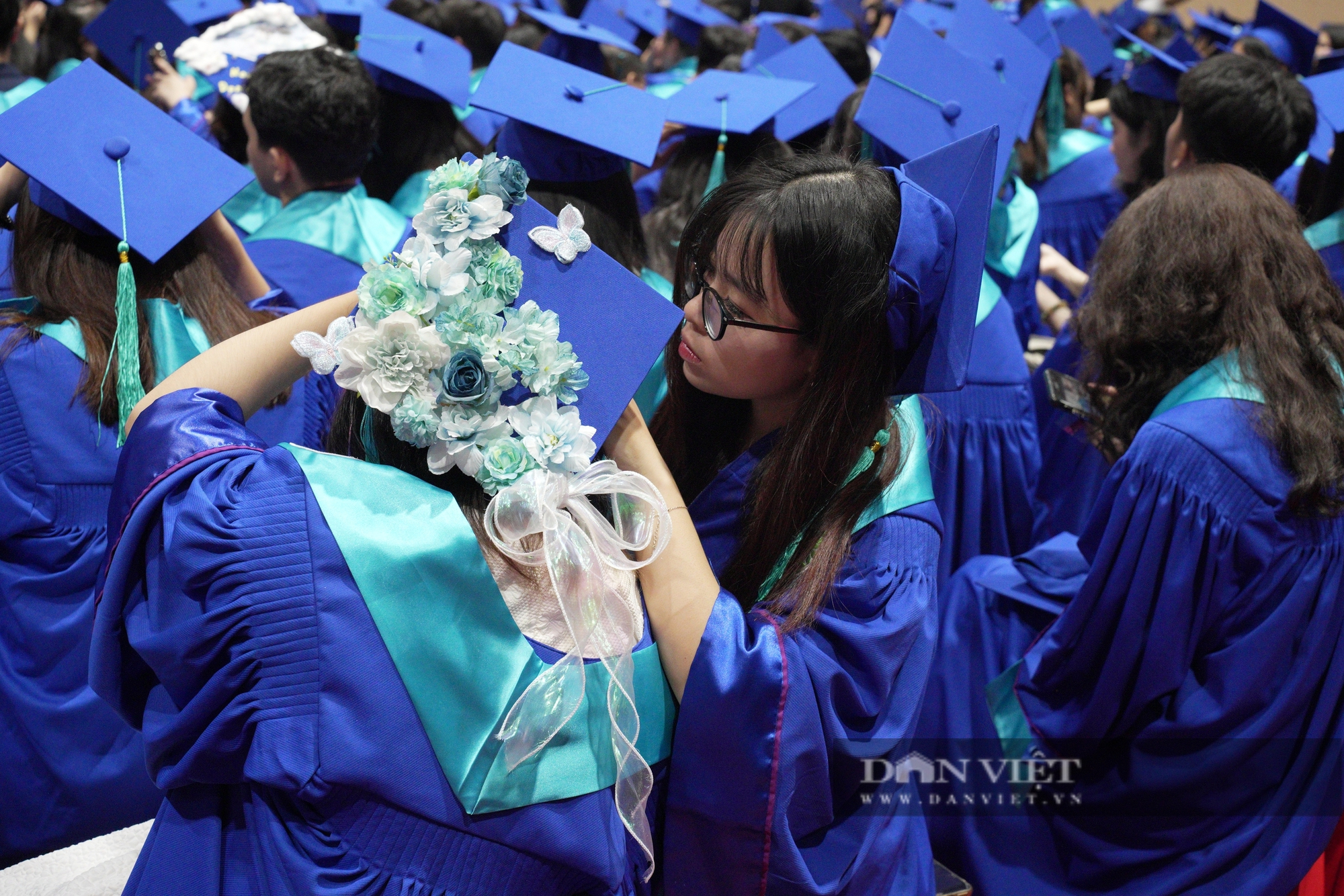 Nhiều tân cử nhân luật trang trí mũ lễ phục tốt nghiệp độc lạ trong ngày trọng đại- Ảnh 6.