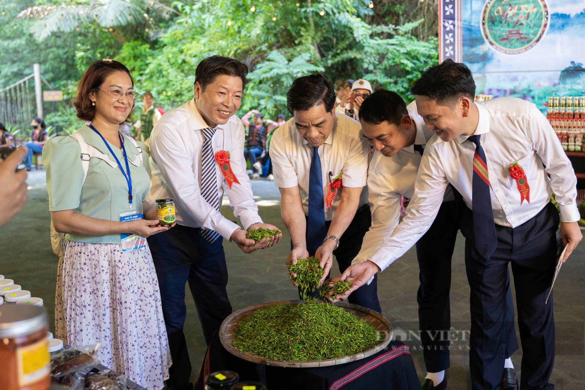 Hơn 12 nghìn lượt khách tham gia Lễ hội ớt A Riêu tại Quảng Nam - Ảnh 1.