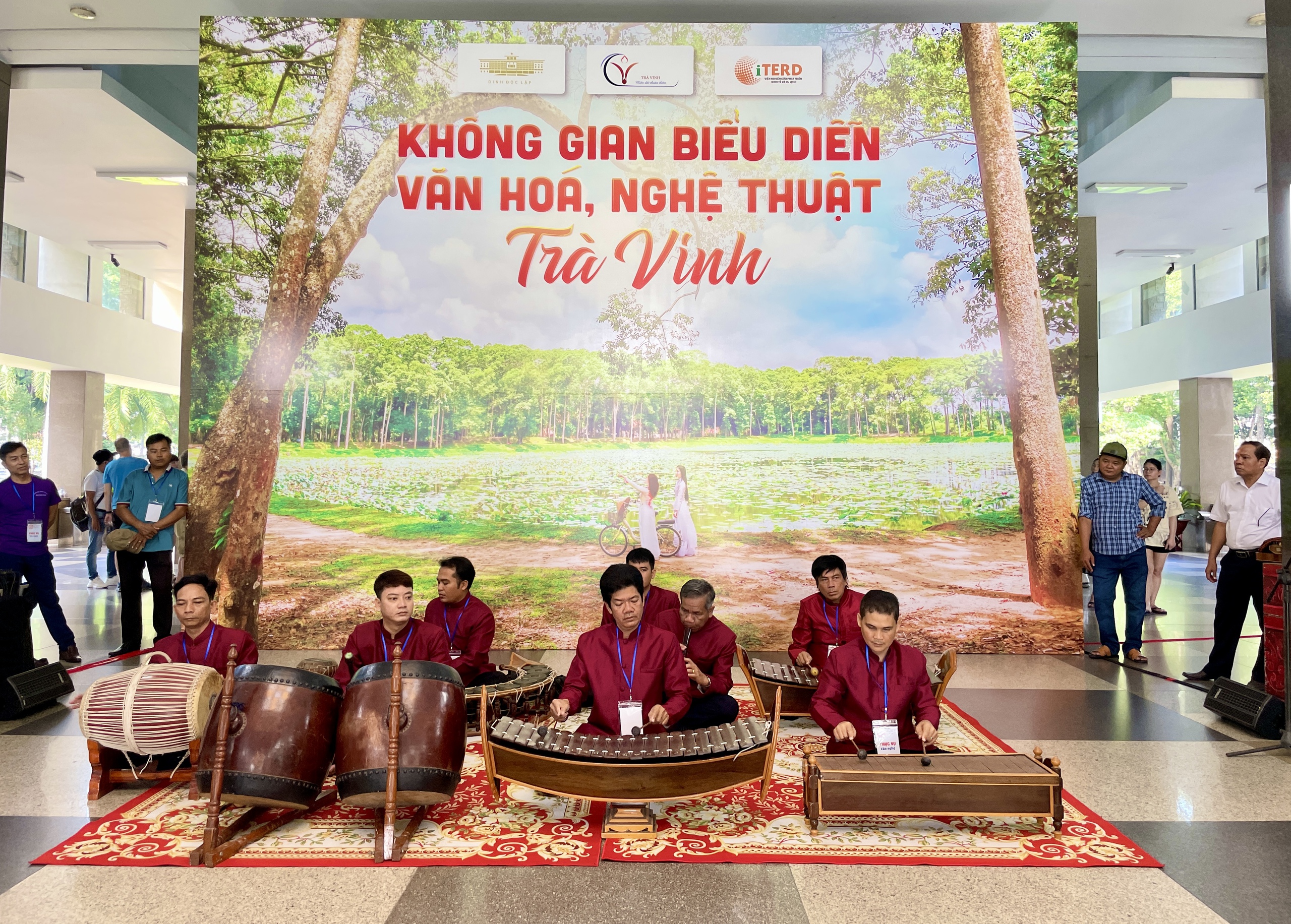 Thưởng thức múa Apsara, sản phẩm OCOP, bún suông Trà Vinh tại TP.HCM - Ảnh 1.