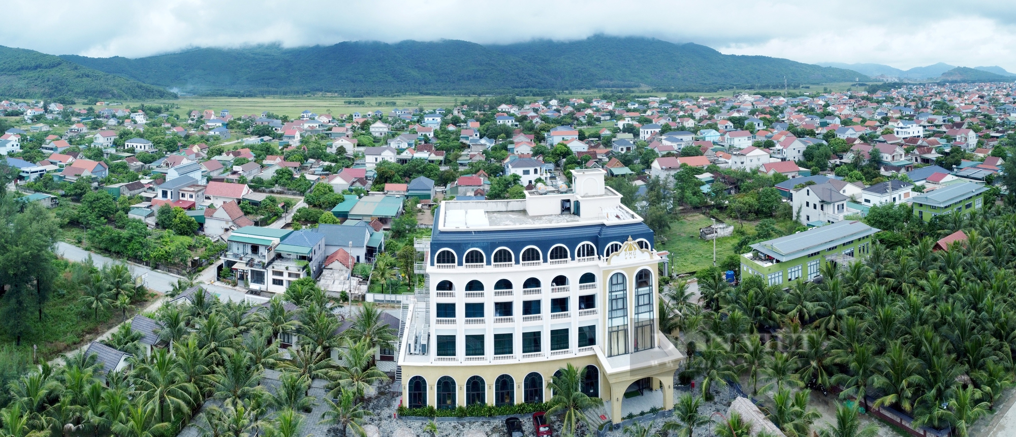 Ngỡ ngàng "làng tỷ phú" ở Hà Tĩnh có hàng trăm nhà cao tầng nằm san sát nhau- Ảnh 2.