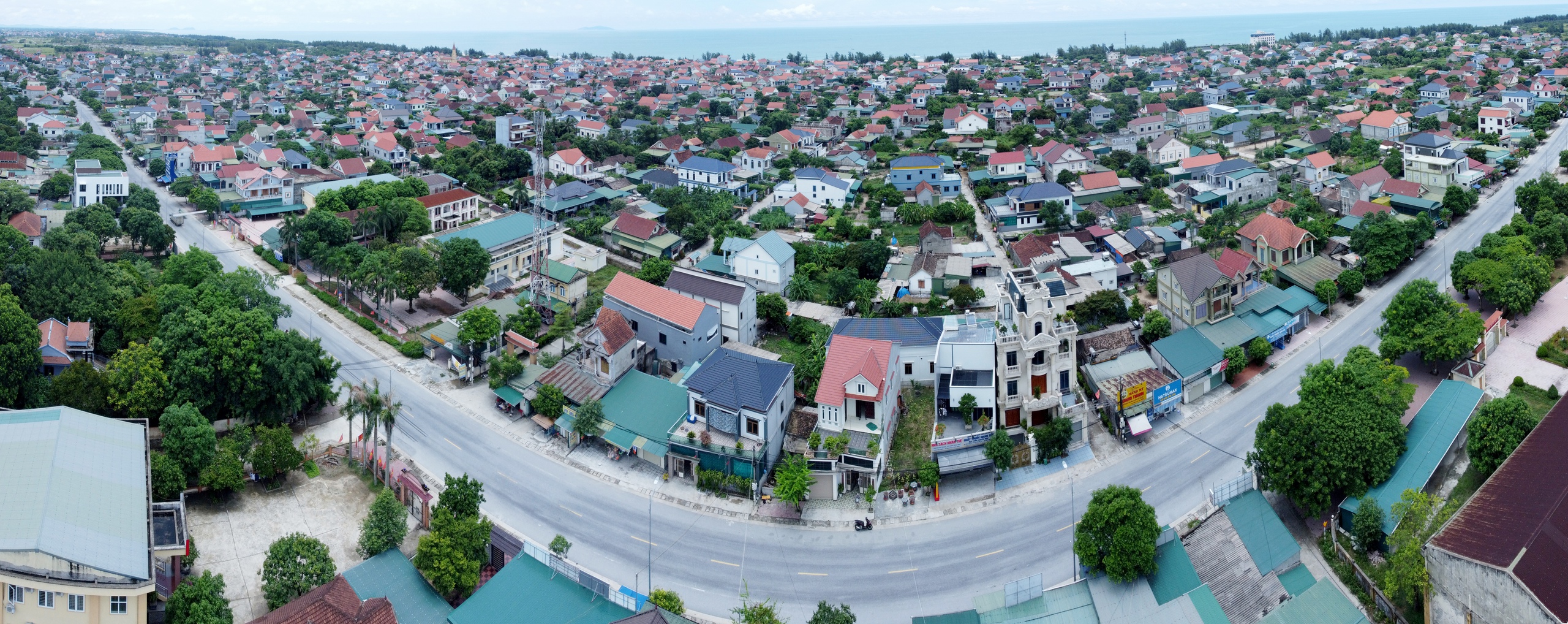 Ngỡ ngàng "làng tỷ phú" ở Hà Tĩnh có hàng trăm nhà cao tầng nằm san sát nhau- Ảnh 1.