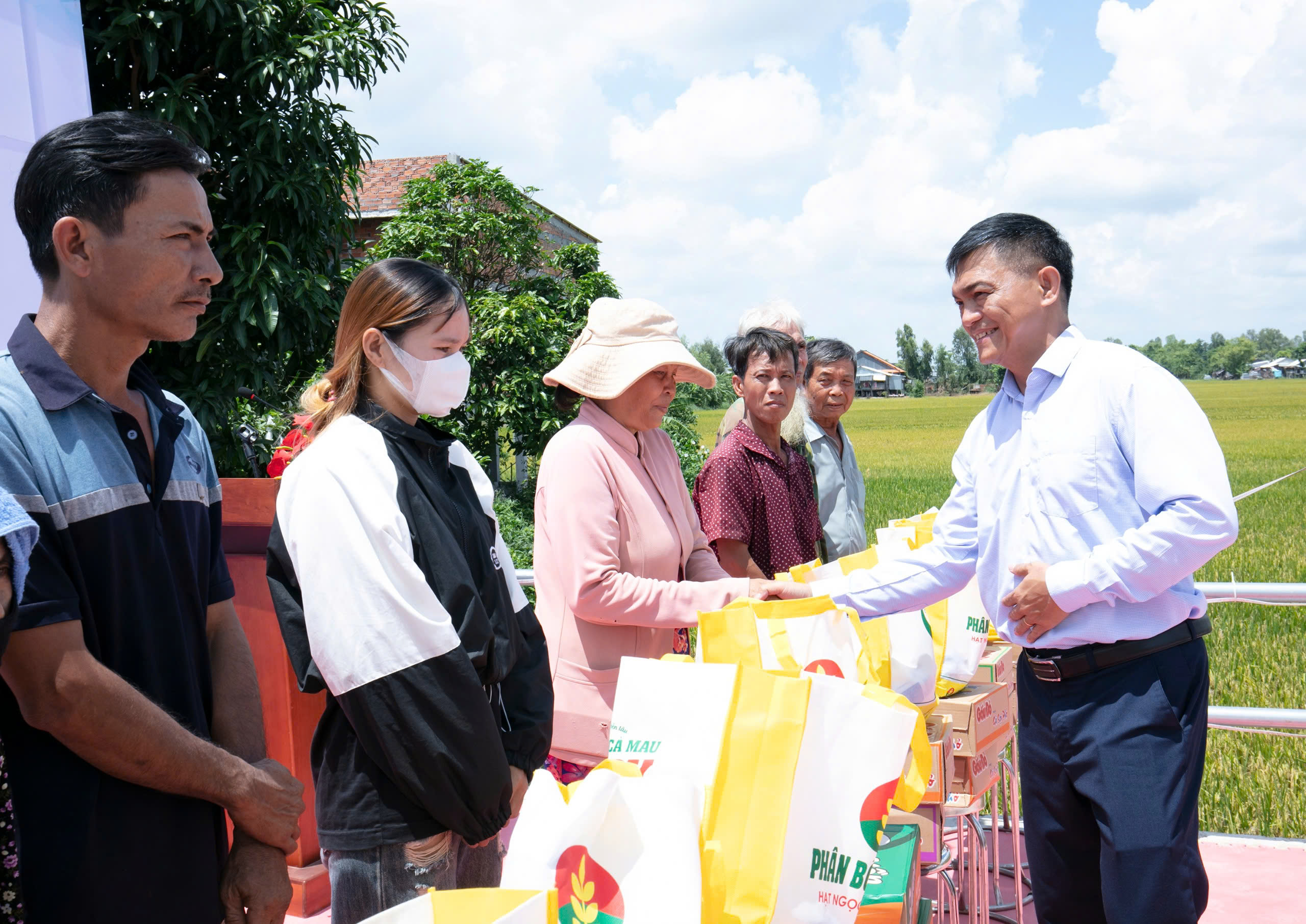 Nhịp cầu nối yêu thương, Phân bón Cà Mau góp phần vun đắp cuộc sống nông dân Đồng Tháp - Ảnh 4.