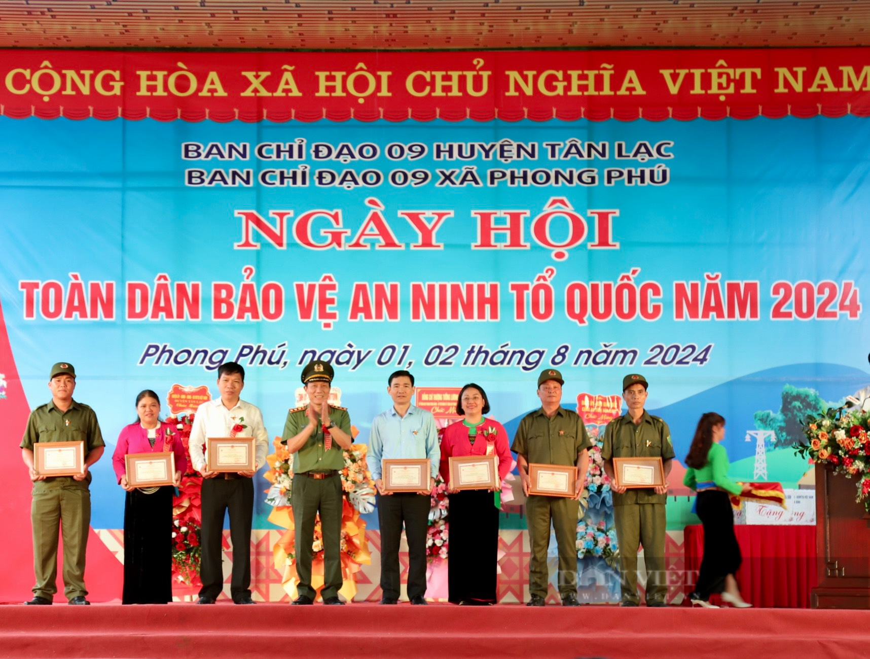 Bộ trưởng Lương Tam Quang dự ngày hội Toàn dân bảo vệ an ninh Tổ quốc tại Hòa Bình- Ảnh 4.