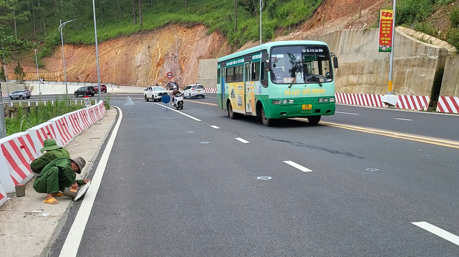 Lâm Đồng: Kiểm tra toàn bộ đường đèo Prenn sau vụ nứt hàng chục mét đường- Ảnh 2.