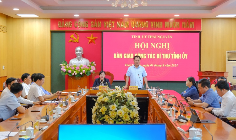 Nữ Trưởng Ban Công tác Đại biểu kiêm Phó Trưởng Ban Tổ chức Trung ương bàn giao công tác Bí thư- Ảnh 1.