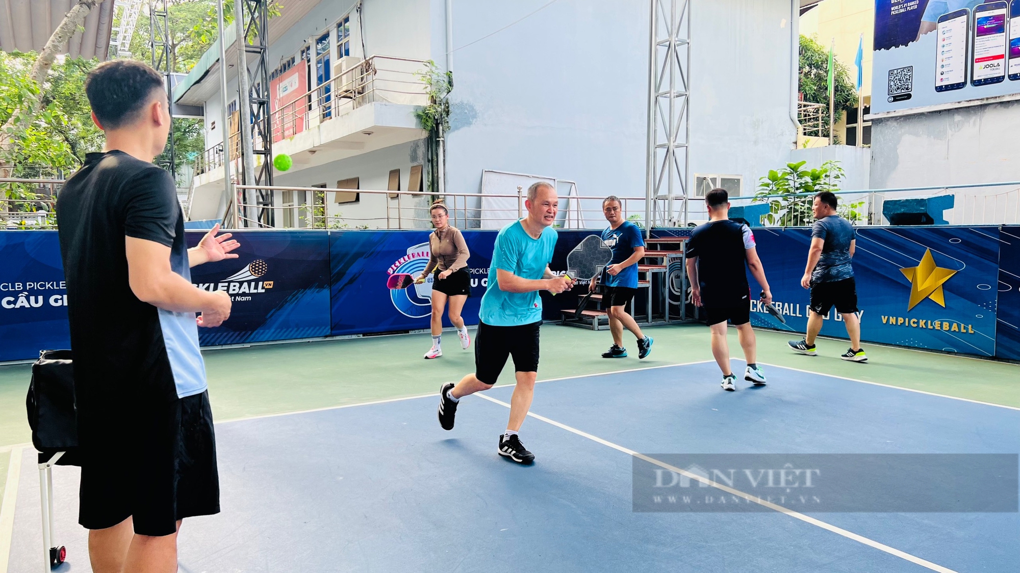 Pickleball có gì hấp dẫn mà nam thanh, nữ tú Hà Thành say mê?- Ảnh 1.