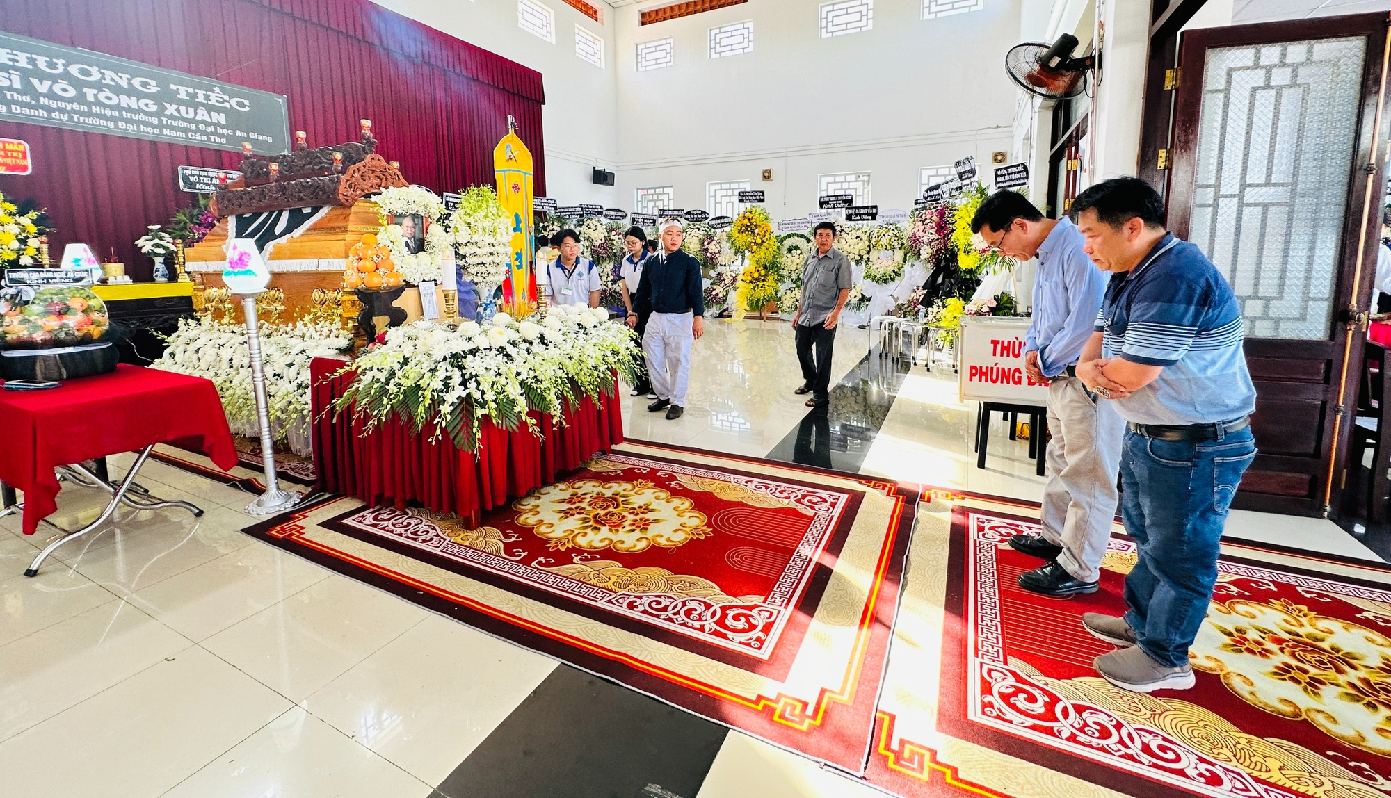 Lãnh đạo nhiều địa phương, chuyên gia, nông dân và nhiều trường đại học đưa tiễn GS Võ Tòng Xuân tại TP Cần Thơ - Ảnh 7.