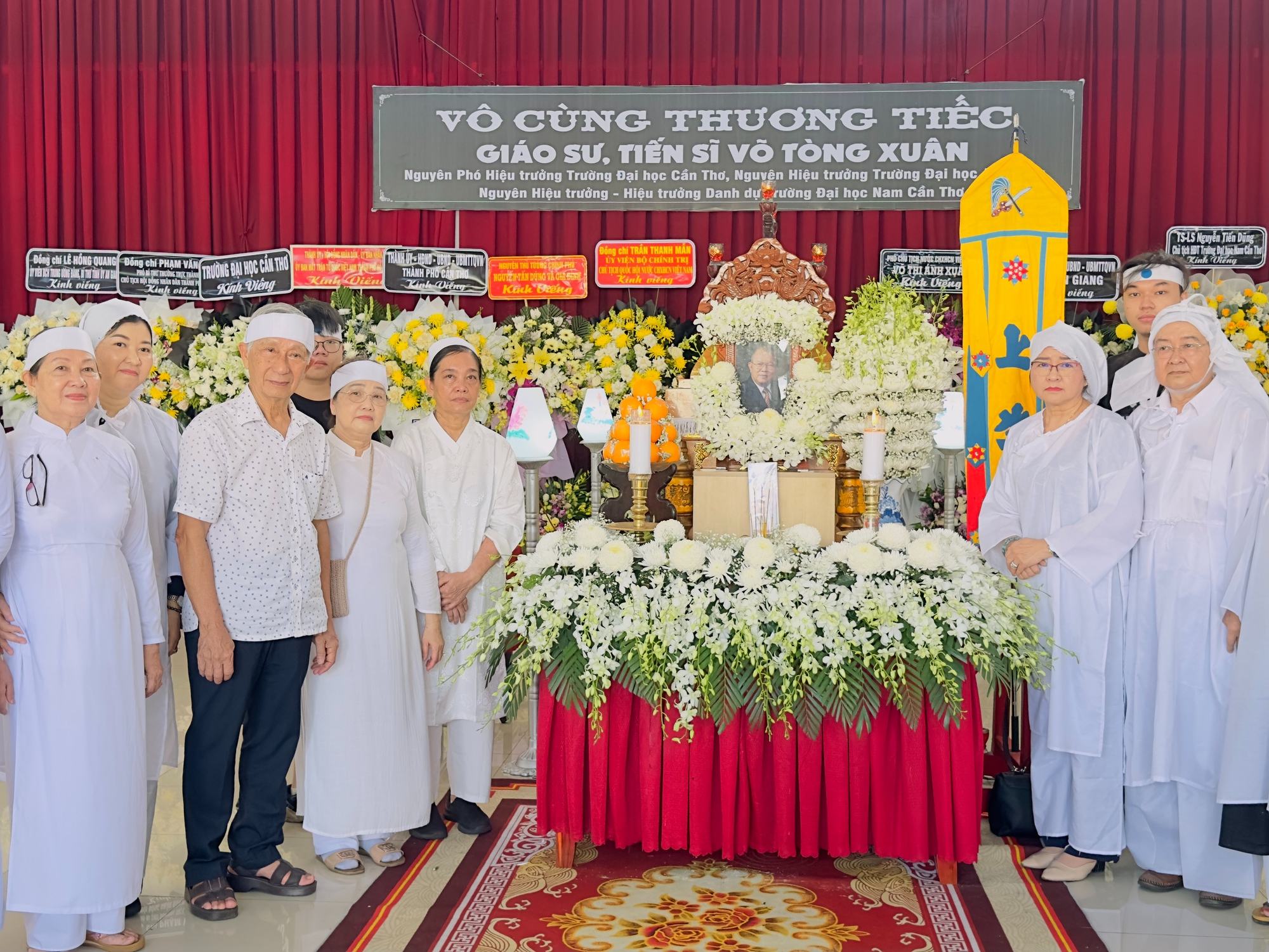 Lãnh đạo nhiều địa phương, chuyên gia, nông dân và nhiều trường đại học đưa tiễn GS Võ Tòng Xuân tại TP Cần Thơ - Ảnh 11.