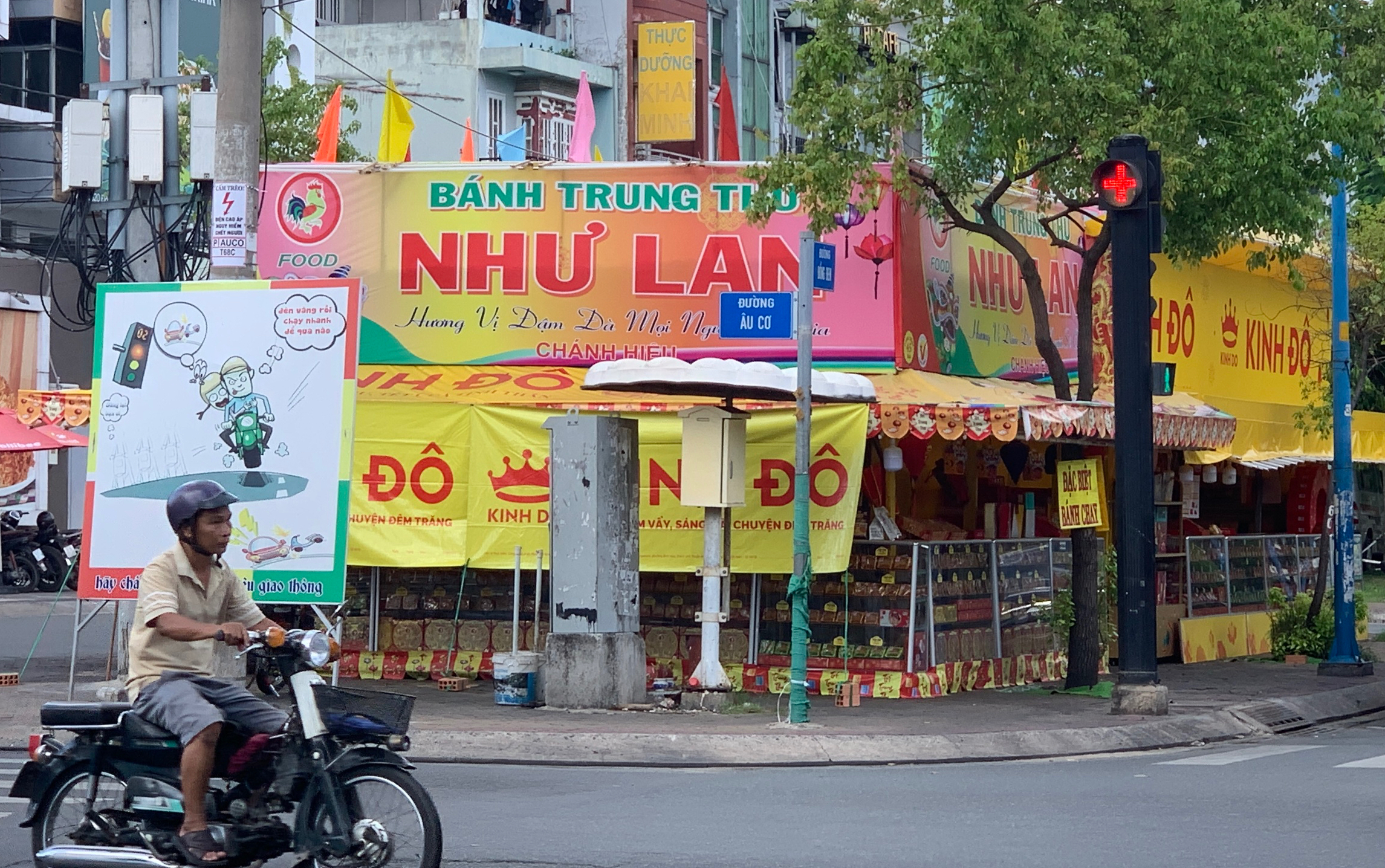 Ki-ốt bán bánh trung thu lề đường thu gần chục triệu đồng mỗi ngày - Ảnh 1.