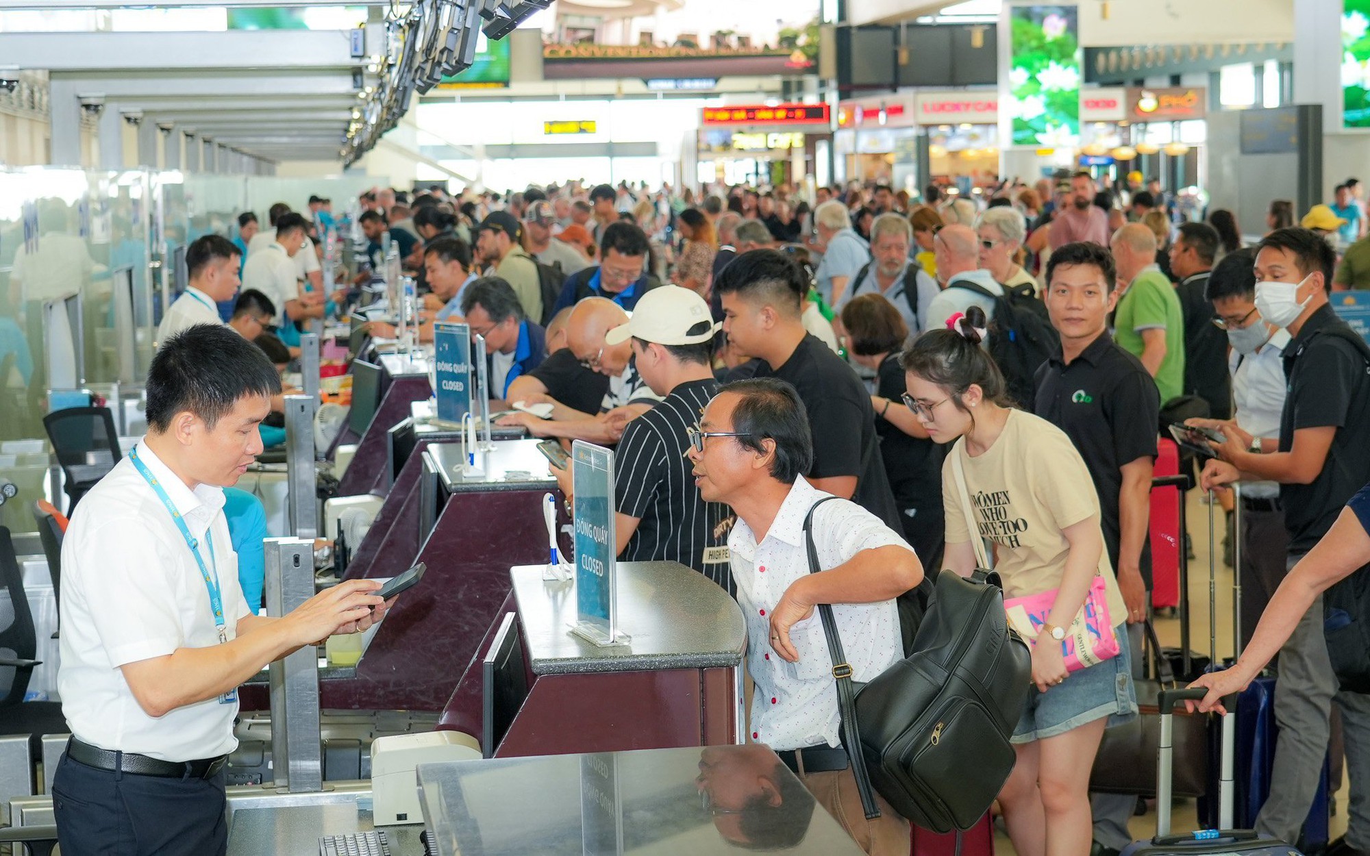 Giá vé máy bay tăng, cảnh báo mua phải vé giả - Ảnh 3.