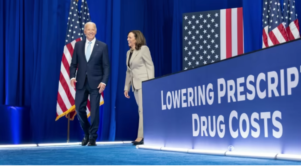 Ông Biden 'trao đuốc' cho bà Kamala Harris, khẳng định họ sẽ 'không cúi đầu trước Tổng thống Putin'- Ảnh 1.