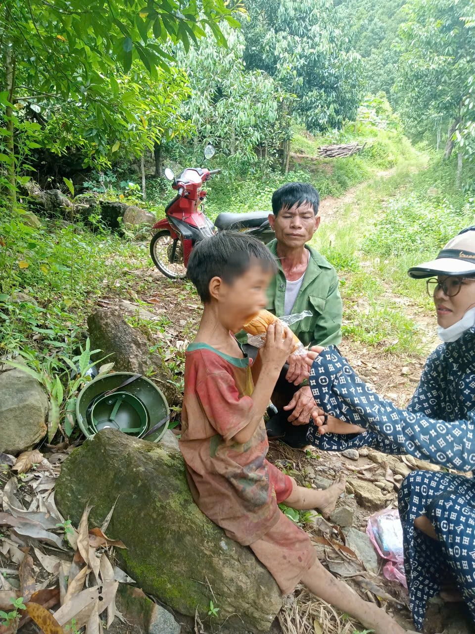 Cháu bé đi lạc gần 5 ngày ở Yên Bái sinh tồn trong rừng như thế nào?- Ảnh 2.