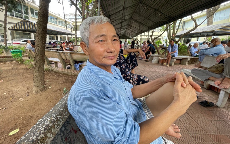 Hàng trăm người nhà, bệnh nhân ung thư xếp hàng chờ phát đồ: "Suất ăn từ thiện như phao cứu sinh giúp chúng tôi" - Ảnh 8.