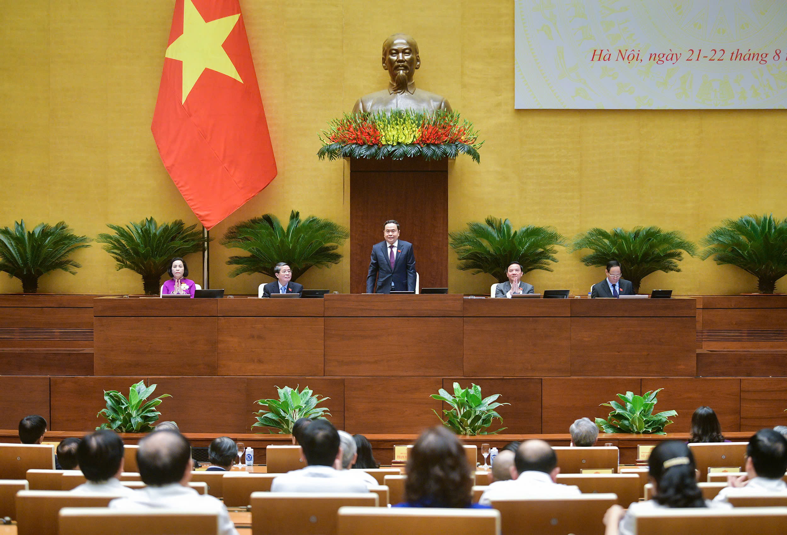 Sáng nay, Bộ trưởng Công thương, NNPTNT, Văn hóa Thể thao và Du lịch trả lời chất vấn - Ảnh 1.