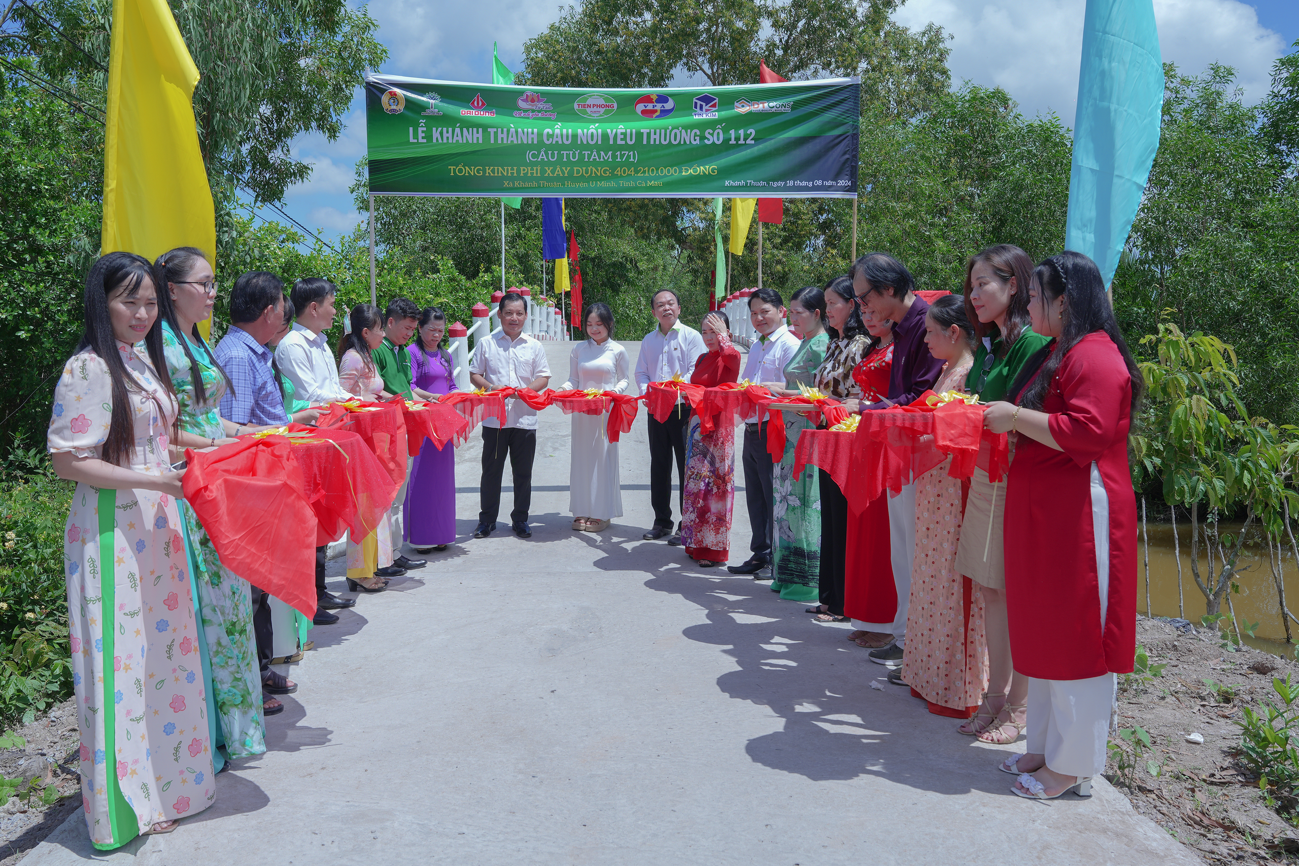 Nhựa Tiền Phong trao tặng hai cây cầu 