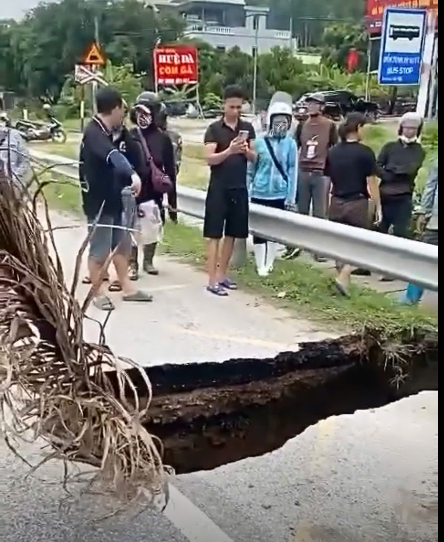 "Hố tử thần" bất ngờ xuất hiện trên QL18 gần Trạm thu phí Đại Yên - Hạ Long- Ảnh 1.