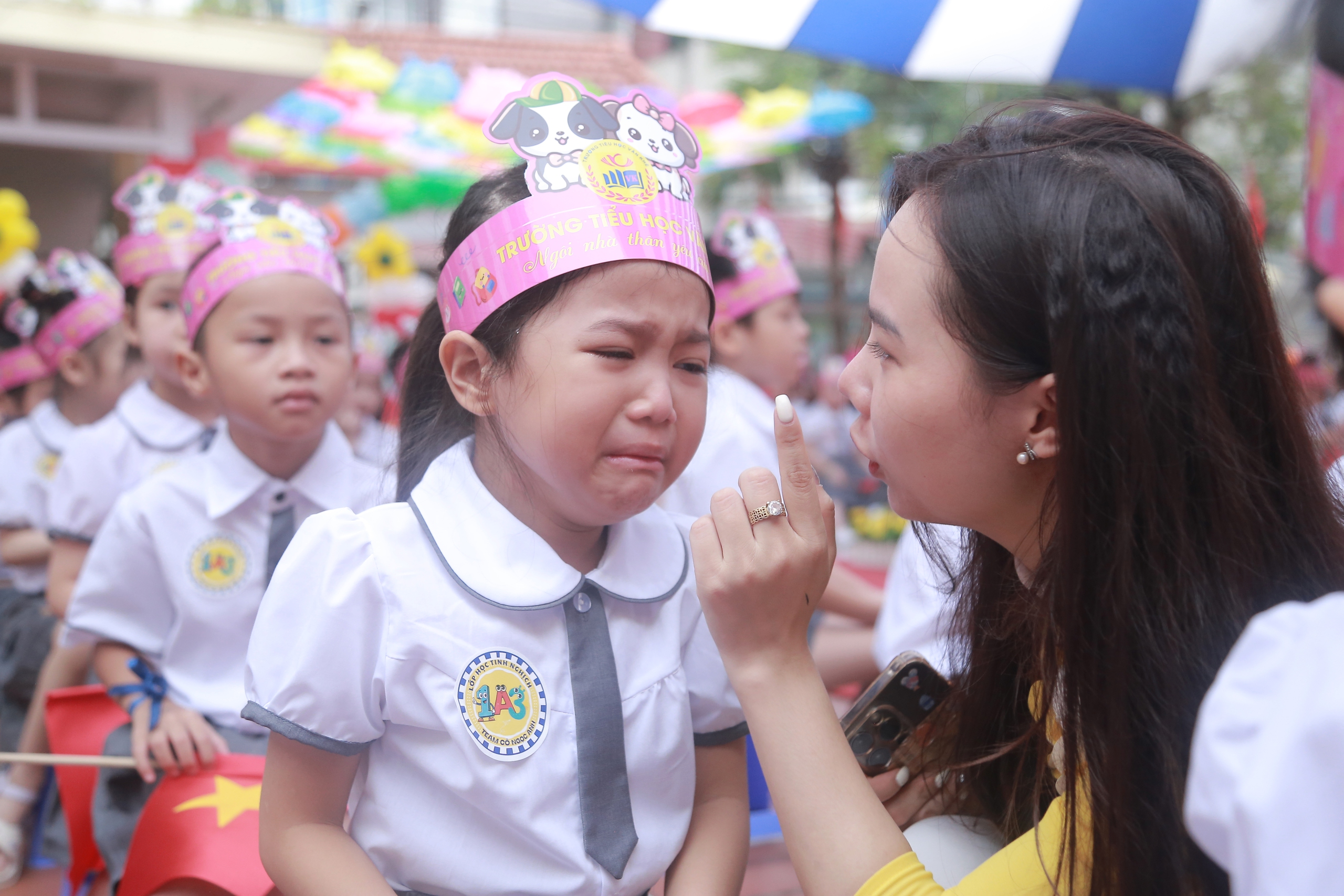 Hình ảnh ngộ nghĩnh học sinh lớp 1 Hà Nội ngày đầu tiên đến trường năm học mới - Ảnh 9.