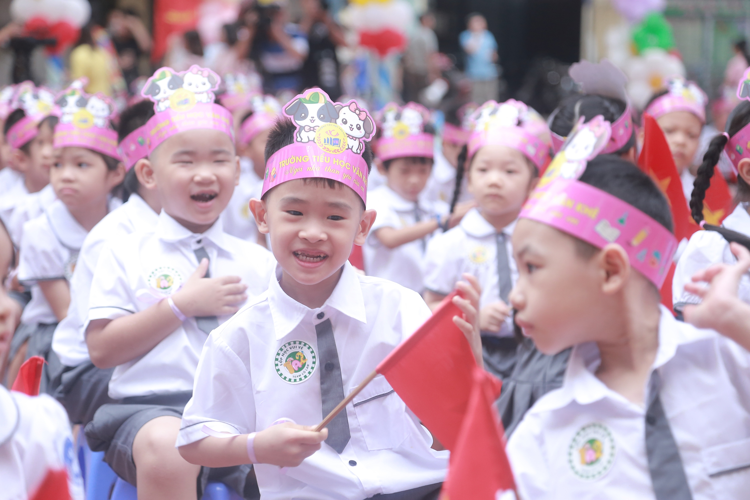 Hình ảnh ngộ nghĩnh học sinh lớp 1 Hà Nội ngày đầu tiên đến trường năm học mới - Ảnh 10.