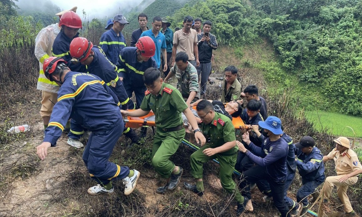 Sơn La: Công an giải cứu kịp thời người mắc kẹt trong cabin ô tô lao xuống vực sâu - Ảnh 1.