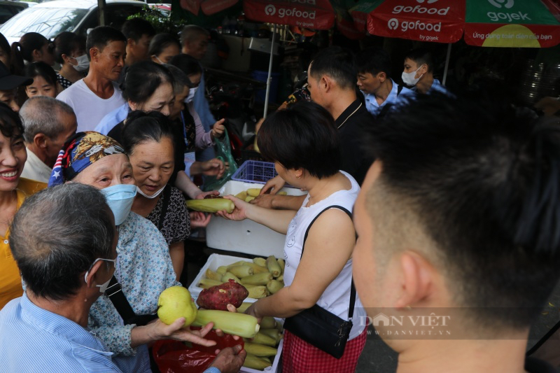 Hàng trăm người nhà, bệnh nhân ung thư xếp hàng chờ phát đồ: "Suất ăn từ thiện như phao cứu sinh giúp chúng tôi" - Ảnh 3.