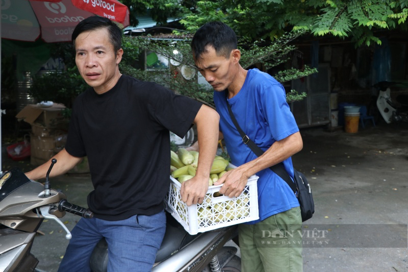 Hàng trăm người nhà, bệnh nhân ung thư xếp hàng chờ phát đồ: "Suất ăn từ thiện như phao cứu sinh giúp chúng tôi" - Ảnh 4.