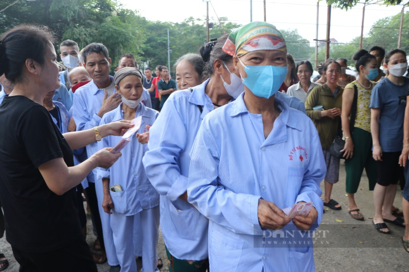 Hàng trăm người nhà, bệnh nhân ung thư xếp hàng chờ phát đồ: "Suất ăn từ thiện như phao cứu sinh giúp chúng tôi" - Ảnh 5.