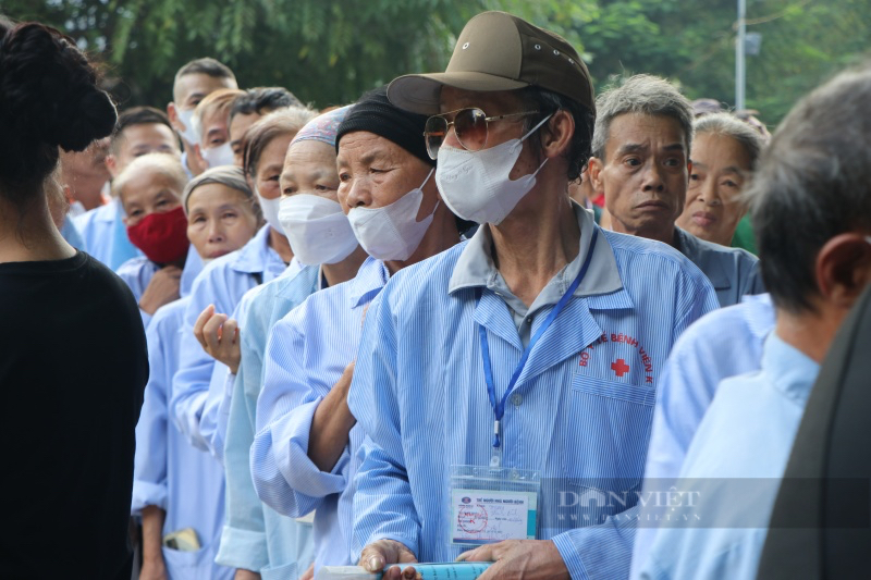 Hàng trăm người nhà, bệnh nhân ung thư xếp hàng chờ phát đồ: "Suất ăn từ thiện như phao cứu sinh giúp chúng tôi" - Ảnh 6.