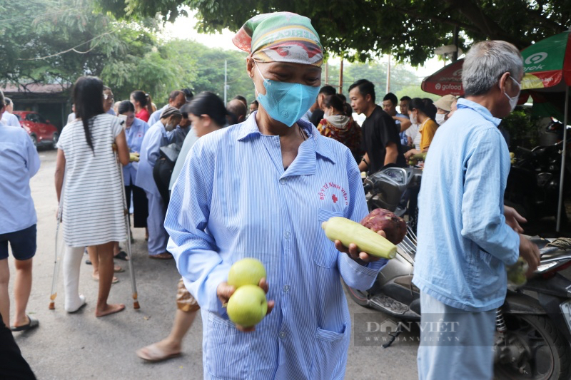 Hàng trăm người nhà, bệnh nhân ung thư xếp hàng chờ phát đồ: "Suất ăn từ thiện như phao cứu sinh giúp chúng tôi" - Ảnh 7.