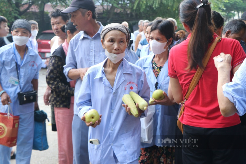 Hàng trăm người nhà, bệnh nhân ung thư xếp hàng chờ phát đồ: "Suất ăn từ thiện như phao cứu sinh giúp chúng tôi" - Ảnh 8.