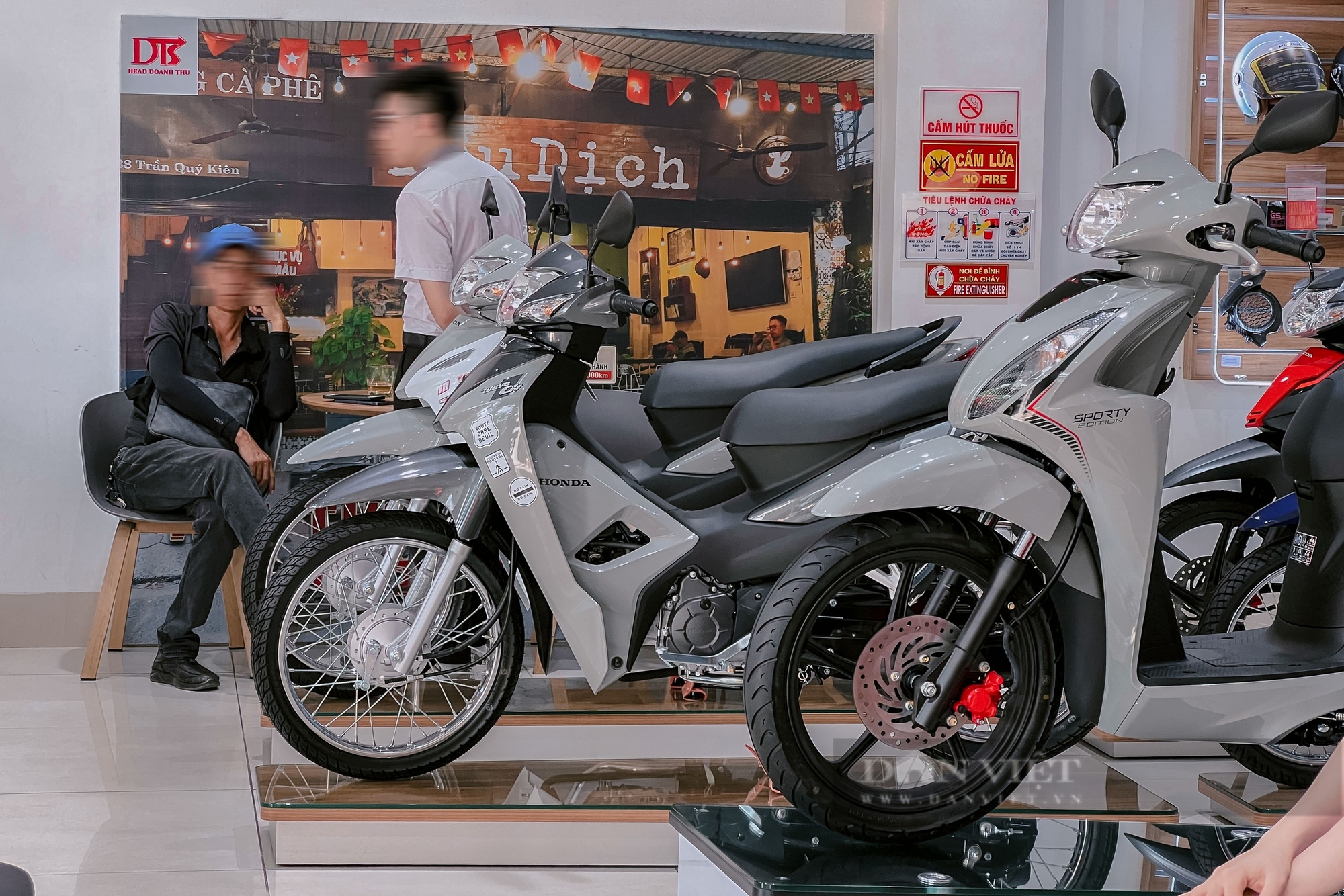 Honda Vision, SH tiếp tục chênh giá tại đại lý khi sắp vào năm học mới - Ảnh 1.