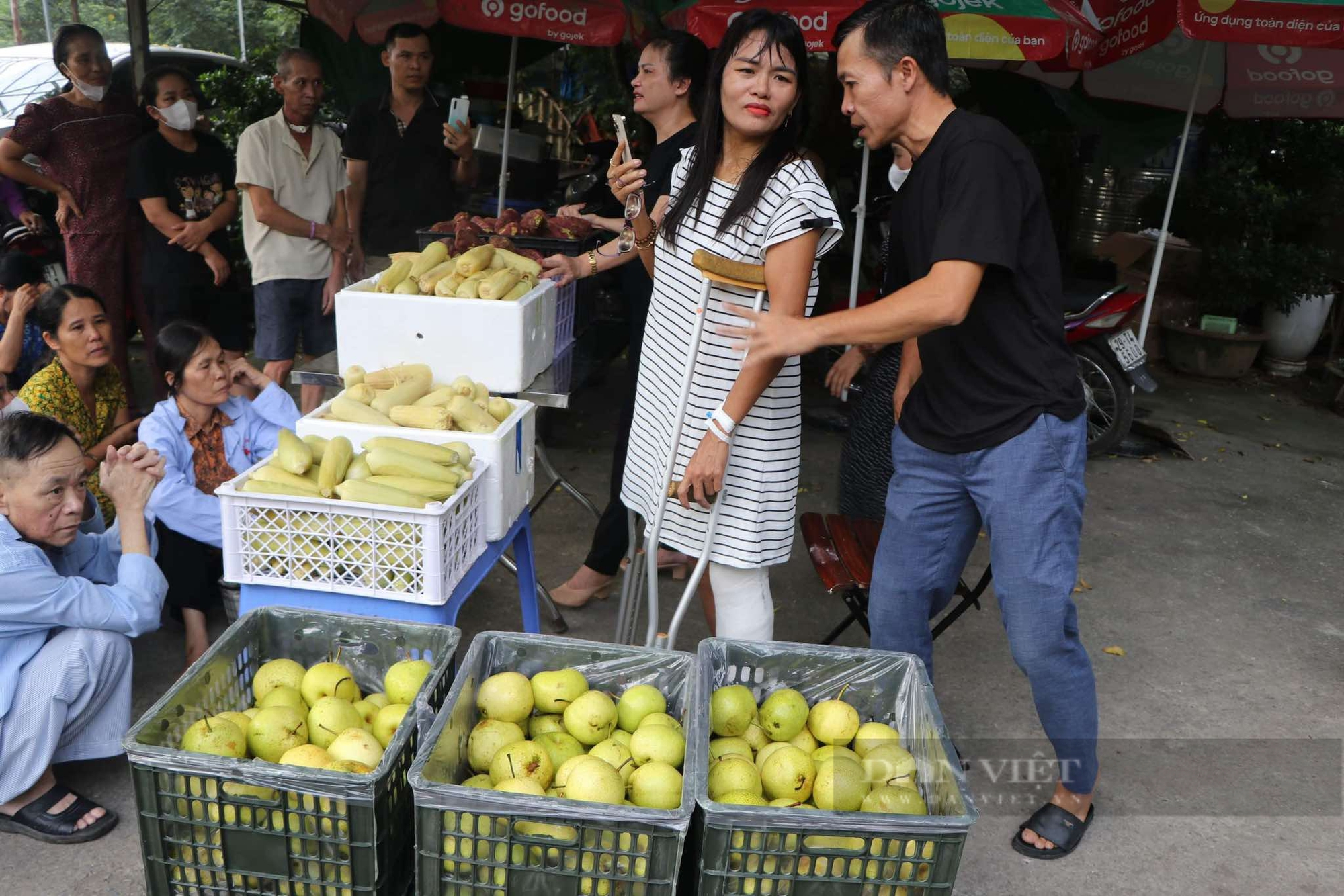 Hàng trăm người nhà, bệnh nhân ung thư xếp hàng chờ phát đồ: "Suất ăn từ thiện như phao cứu sinh giúp chúng tôi" - Ảnh 2.