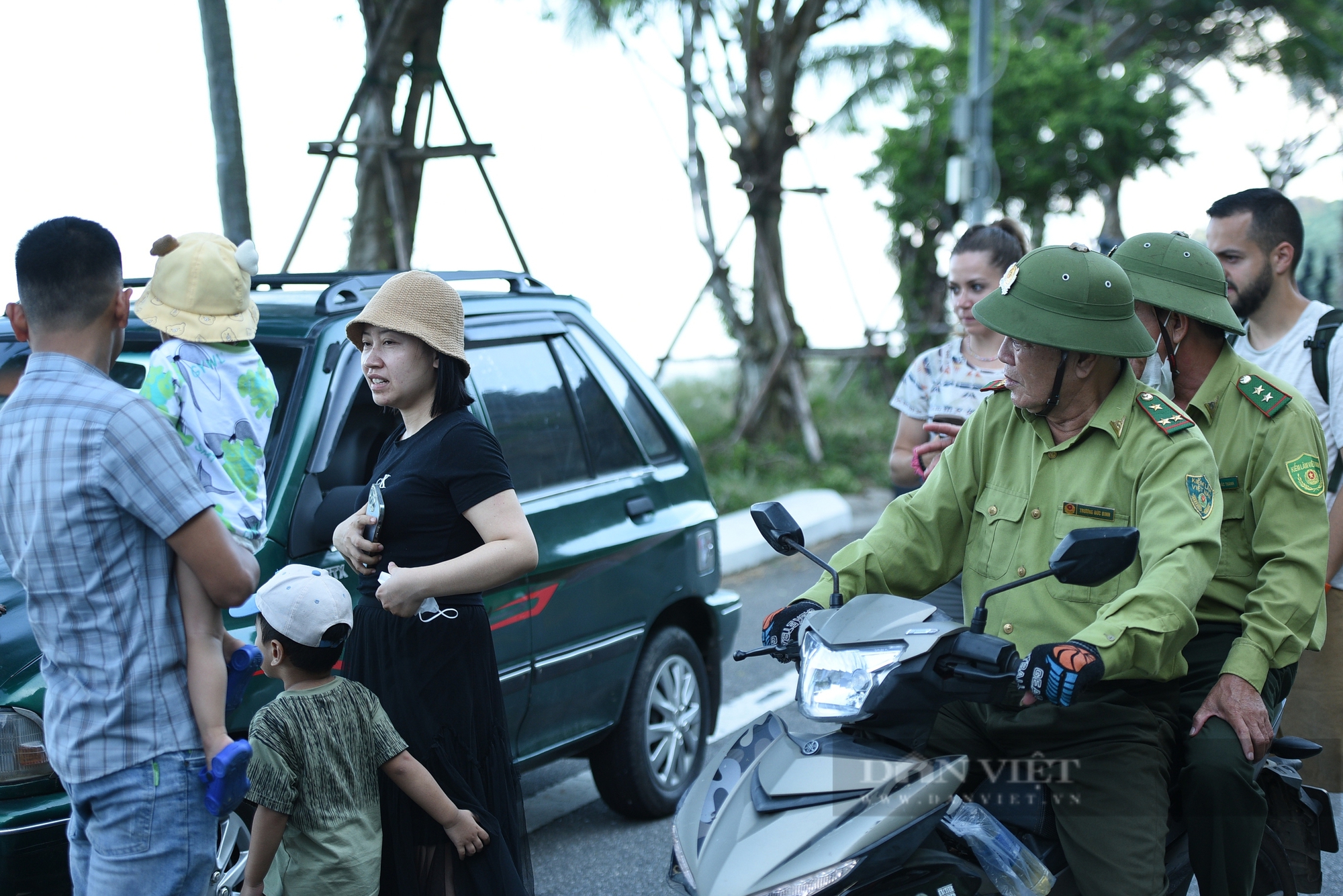 Đàn khỉ trên núi Sơn Trà "bao vây", giành giật đồ ăn du khách- Ảnh 12.