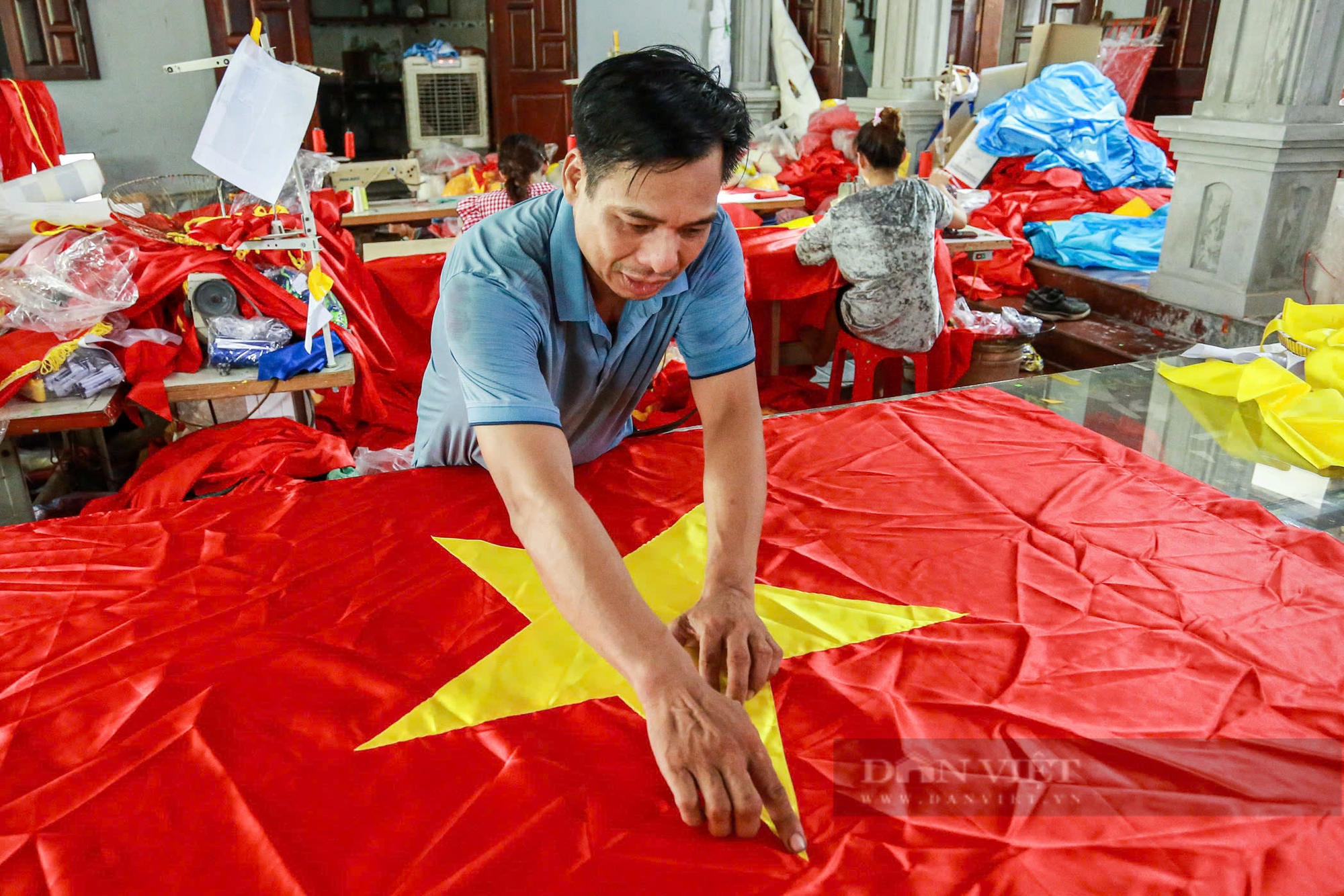 Làng nghề may cờ Tổ quốc tất bật, mỗi ngày sản xuất hàng nghìn lá cờ trước ngày 2/9 - Ảnh 4.