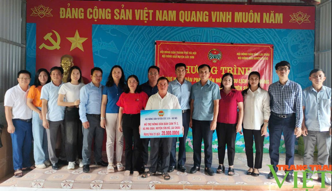 Tặng chăn ấm, vở viết và nhiều phần quà cho học sinh, hội viên nông dân ở Lai Châu - Ảnh 2.