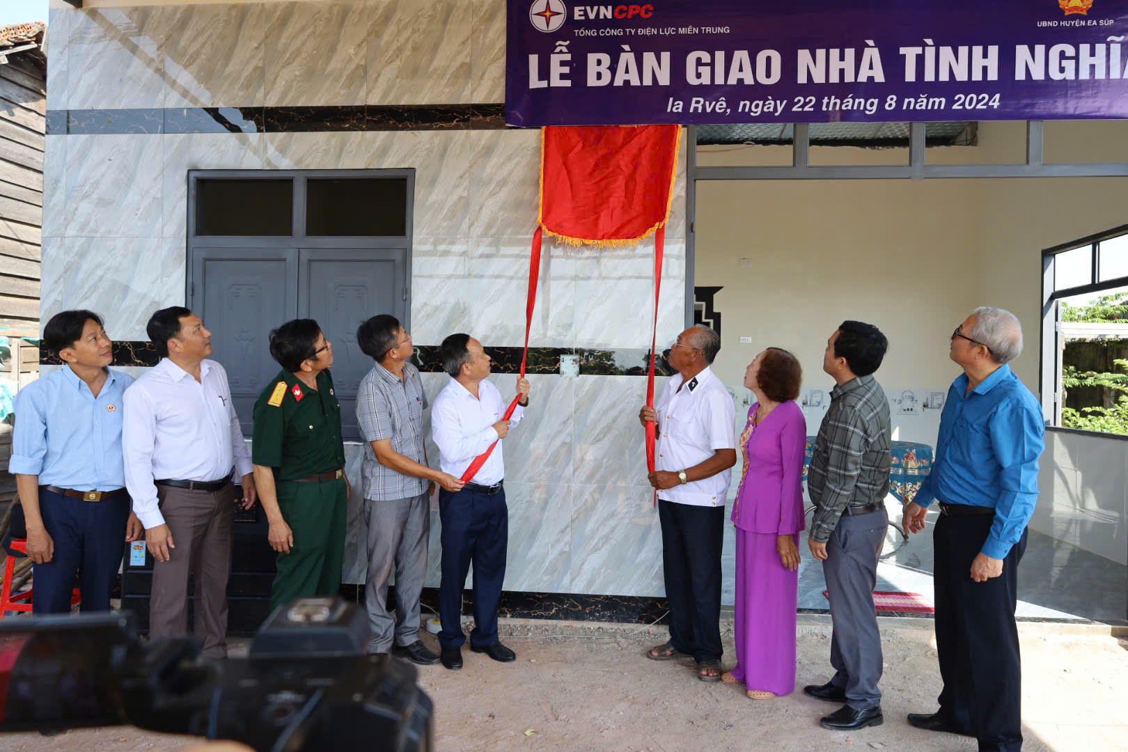 Công ty Điện lực Đắk Lắk bàn giao 3 căn nhà tình nghĩa cho hộ gia đình thương binh tại huyện Ea Súp