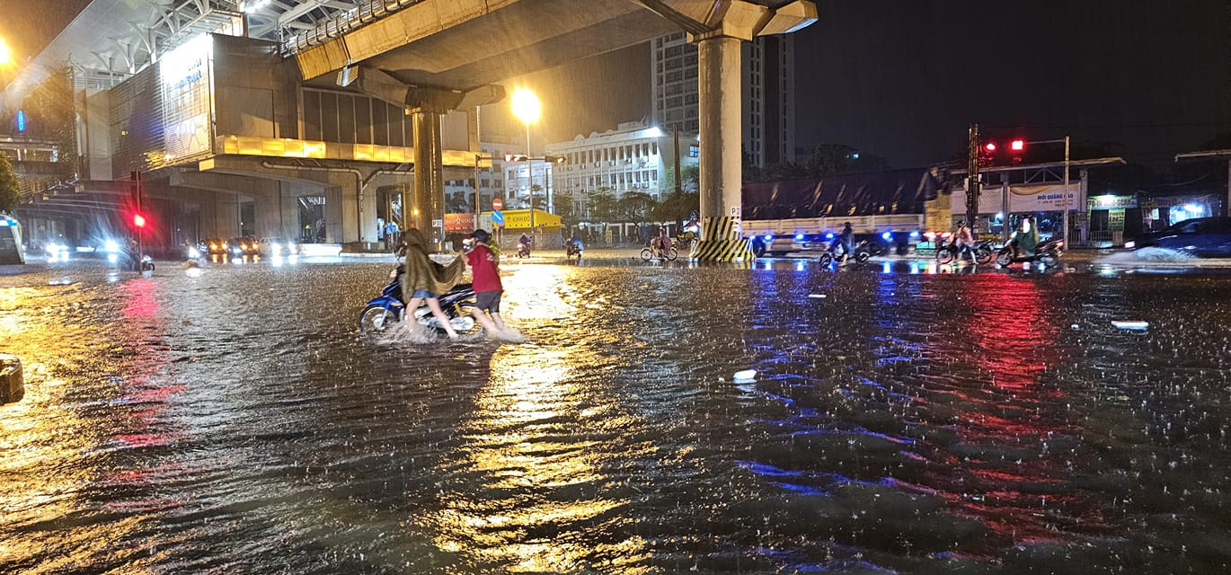 Hanoi has heavy rain, thunder and lightning, the Meteorological Center issued a warning of widespread flooding overnight - Photo 2.