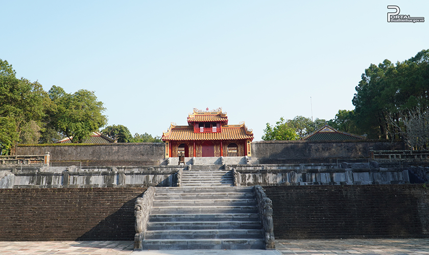 Vì sao lăng mộ của ông vua thứ 3 của vương triều nhà Nguyễn ở một làng của TP Huế lại "một mình một hướng"? - Ảnh 5.