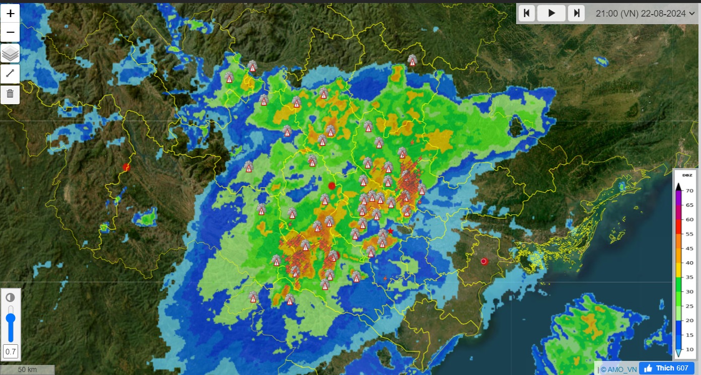 Hanoi has heavy rain, thunder and lightning, the Meteorological Center issued a warning of widespread flooding overnight - Photo 1.