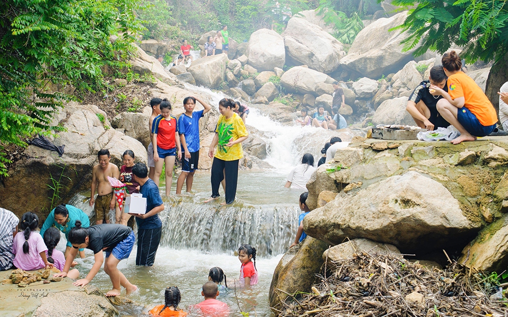 Đường hoa đậu biếc ở Trà Vinh đẹp mê ly luôn, thiên hạ tha hồ chụp hình, dân có thêm tiền chợ - Ảnh 4.