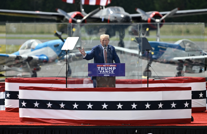 Ông Donald Trump lần đầu tiên vận động cử tri ngoài trời sau vụ ám sát hụt - Ảnh 1.