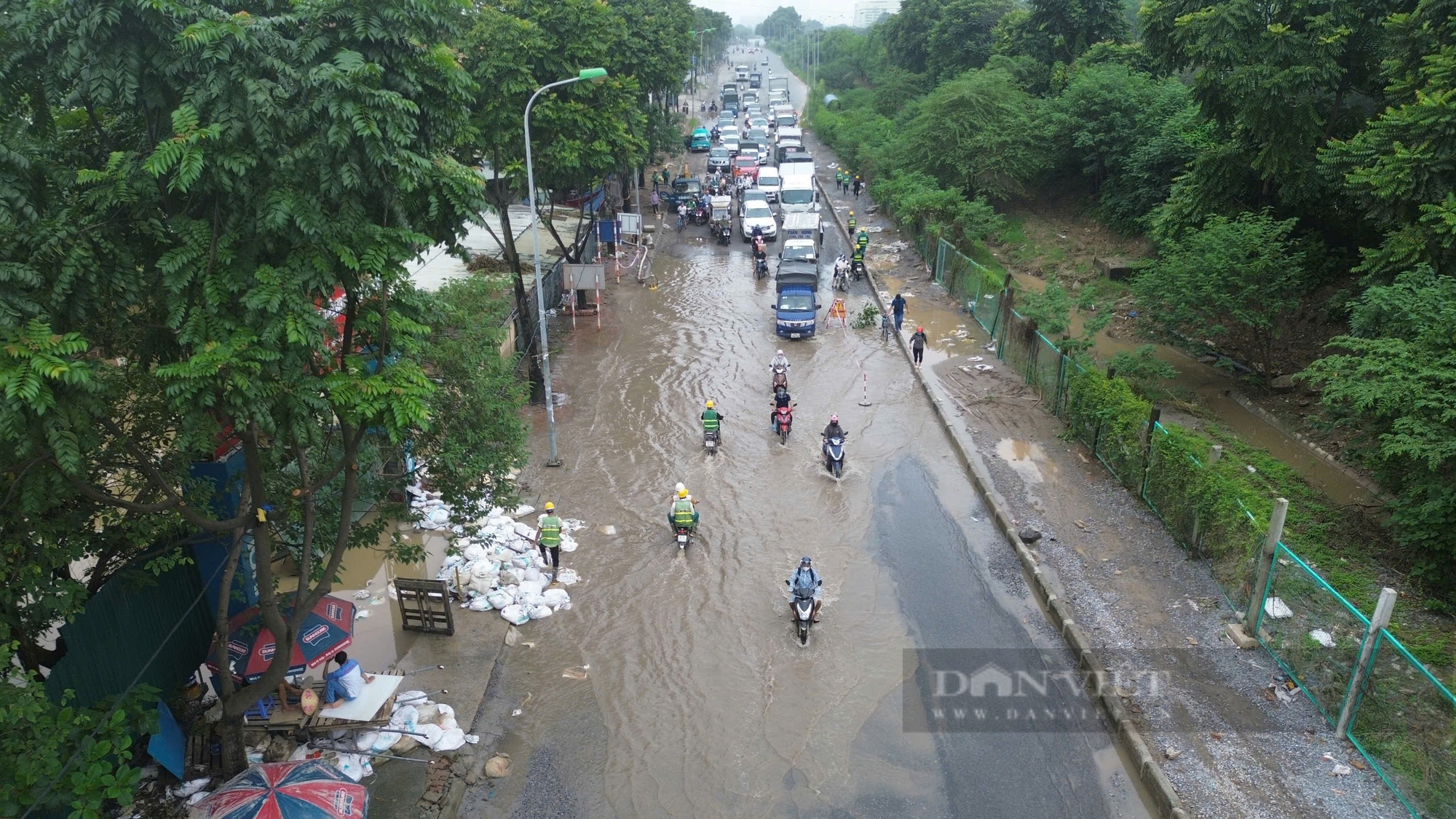 Nghịch lý bất động sản phía Tây Hà Nội: Hễ mưa là ngập nhưng giá lại tăng phi mã - Ảnh 1.