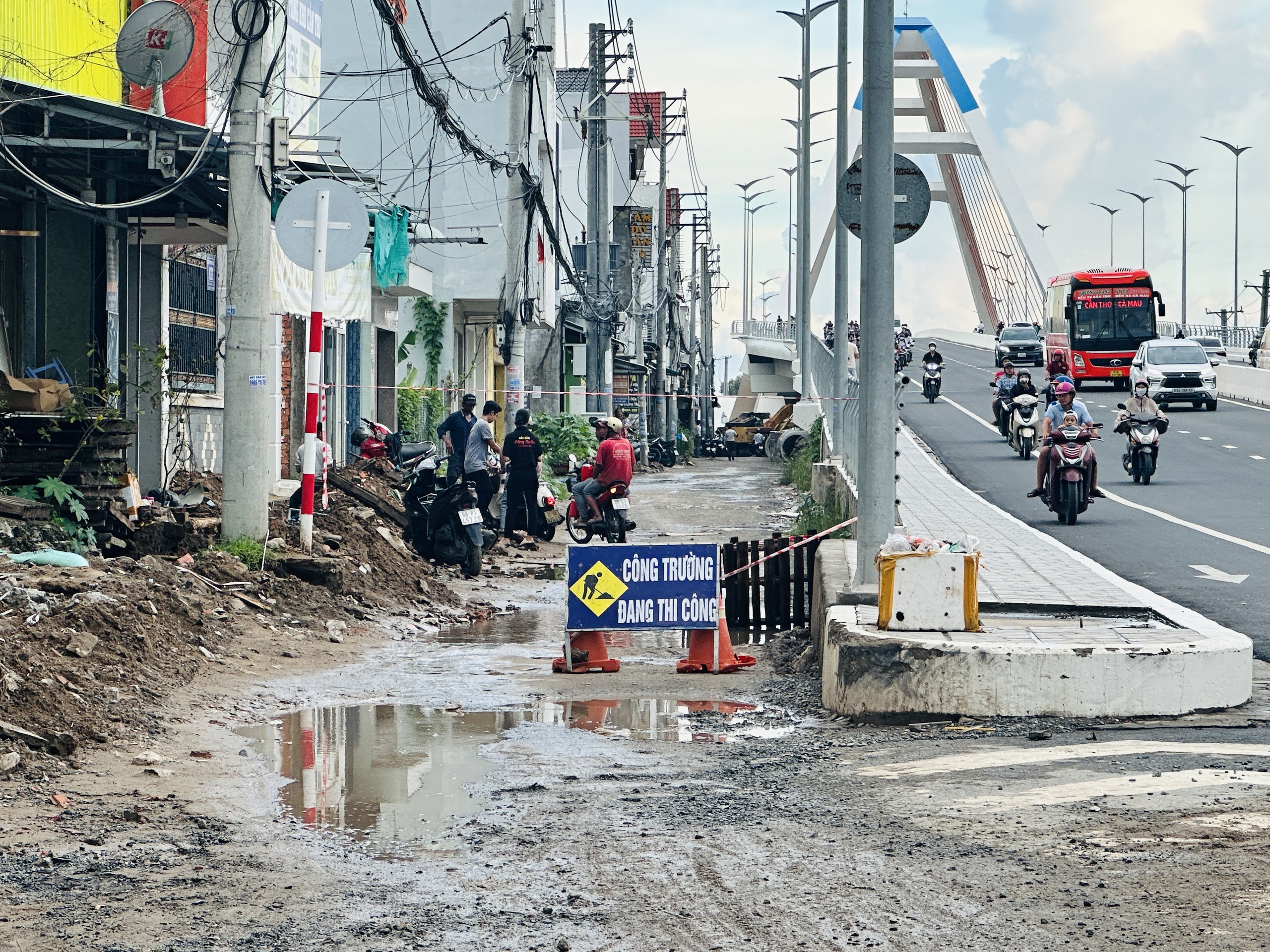 Vụ công nhân bị vùi lấp ở Cần Thơ: 1 nạn nhân vẫn chưa đưa lên được sau 3 giờ gặp sự số công trình- Ảnh 2.