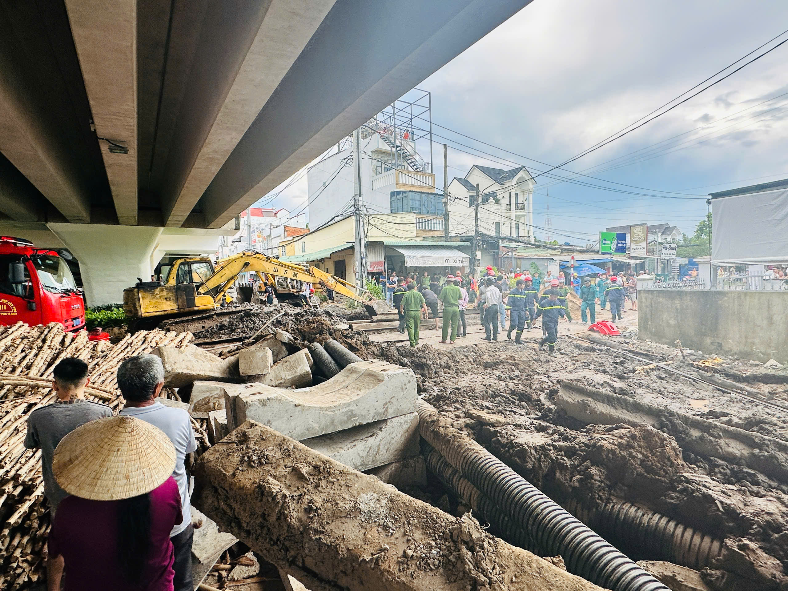 Vụ công nhân bị vùi lấp ở Cần Thơ: 1 nạn nhân vẫn chưa đưa lên được sau 3 giờ gặp sự số công trình- Ảnh 1.