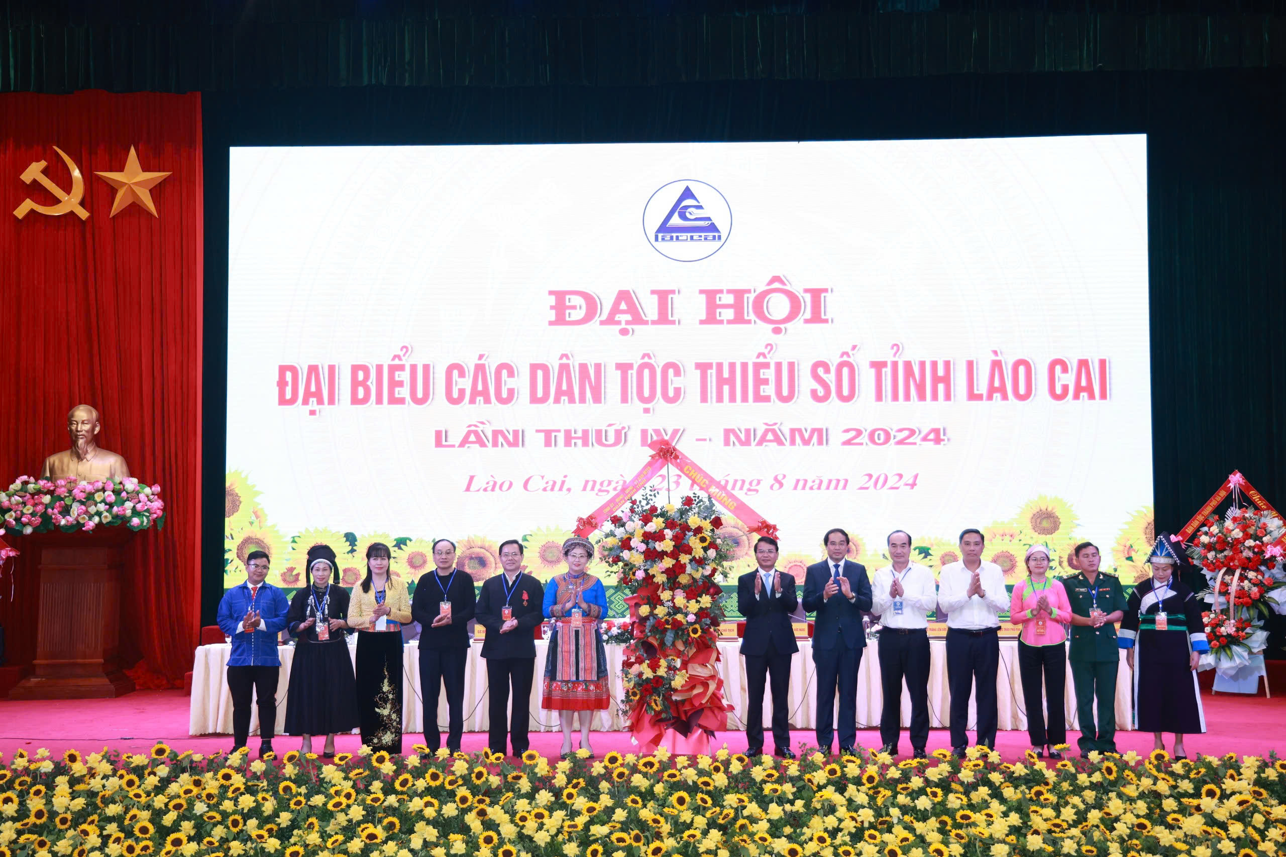 Các dân tộc tỉnh Lào Cai đoàn kết, xây dựng quê hương ngày càng giàu đẹp - Ảnh 7.