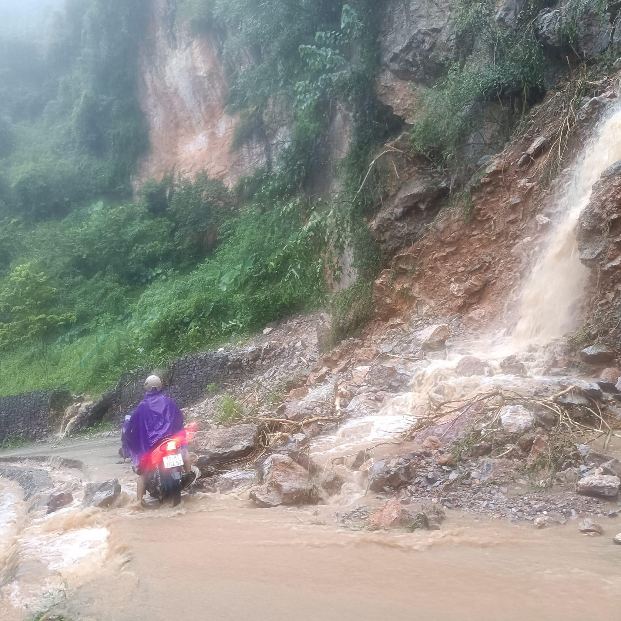 Cao Bằng ngập nặng, người dân bì bõm trong đêm chạy đua với mưa lớn "cứu" tài sản- Ảnh 8.