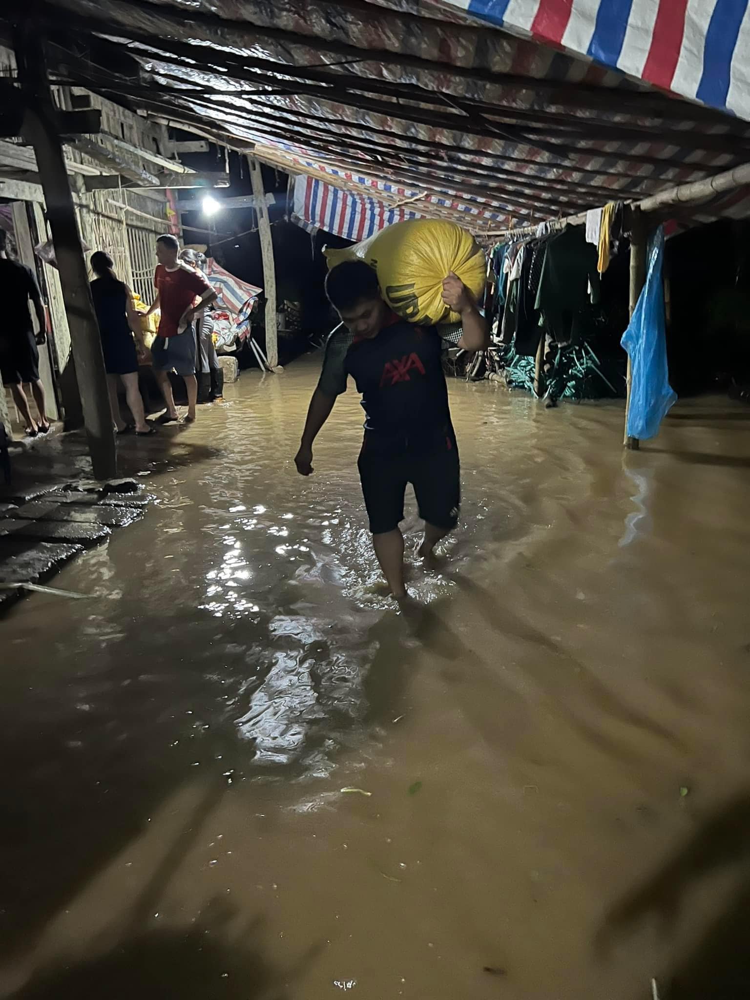 Cao Bằng ngập nặng, người dân bì bõm trong đêm chạy đua với mưa lớn "cứu" tài sản- Ảnh 5.